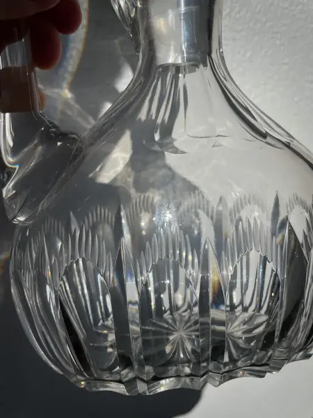 Foto de um(a) Antiga Garrafa Licoreira Jarra Em Cristal Francês Baccarat, da categoria de Garrafas. ~ Baccarat ~Antiga e majestosa garrafa licoreira em cristal francês ricamente lapidada à mão. A lapidação manual é um... Mostrado de uma perspectiva diferente. Vendido no marketplace Trésors.