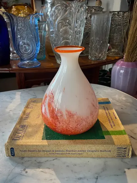 Foto de um(a) Antigo Vaso Jarro Art Deco Murano Italiano Leitoso Laranja, da categoria de Vasos. ~ Italy Glass ~Belíssimo vaso artístico em Murano branco leitoso com rajados em tons de laranja e vermelho. O bocal tem uma... Mostrado de uma perspectiva diferente. Vendido no marketplace Trésors.