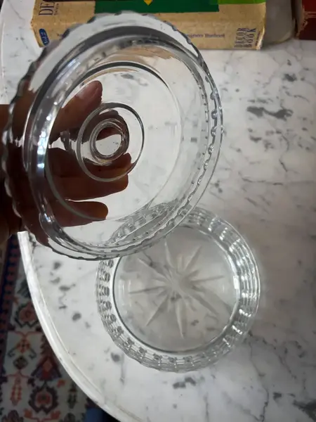 Foto de um(a) Antiga Bomboniere Caixa Decorativa Porta Joias Cristal Deco, da categoria de Cestos e Caixas. Antiga caixa decorativa, porta joias ou bomboniere em cristal alemão. Peça muito fina, toda lapidada à mão com o fundo... Mostrado de uma perspectiva diferente. Vendido no marketplace Trésors.