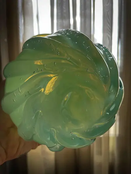 Foto de um(a) Antigo Vaso Art Deco Em Murano Verde Leitoso Opalescente, da categoria de Vasos. ~ Murano Opalescent Glass ~Murano opalescente é muito chique. Antigo vaso artístico feito à mão em Murano italiano... Mostrado de uma perspectiva diferente. Vendido no marketplace Trésors.