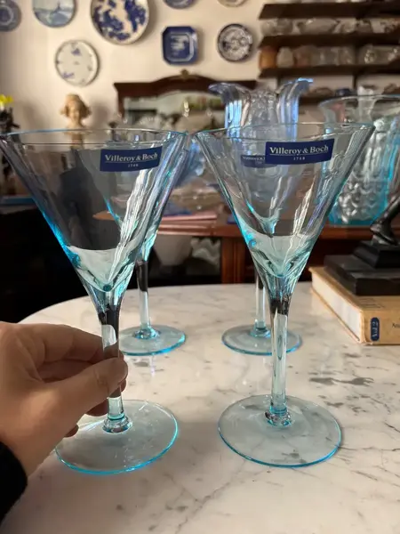 Foto de um(a) Antigo Conjunto Quatro Taças Martini Cristal Villeroy Boch, da categoria de Taças. Belíssimo conjunto com quatro grandes taças para Martini em cristal alemão, da Cristallerie Villeroy & Boch. Modelo Acqua... Mostrado de uma perspectiva diferente. Vendido no marketplace Trésors.
