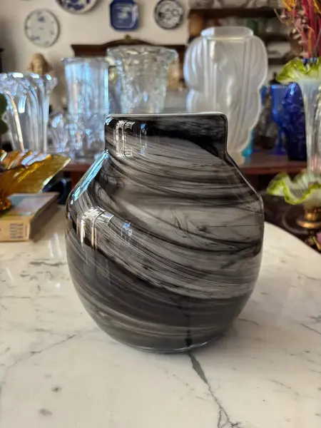 Foto de um(a) Antigo Vaso Jarro Art Deco Murano Leitoso George Davidson, da categoria de Vasos. ~ George Davidson Glass ~ Sofisticado vaso de Murano artístico nas cores preta e branca. Técnica de trabalho “Sandwich... Mostrado de uma perspectiva diferente. Vendido no marketplace Trésors.