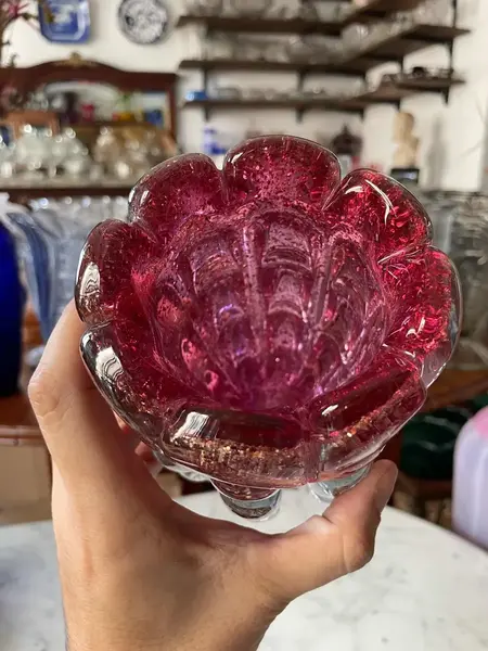 Foto de um(a) Antigo Vaso Em Murano Italy Glass Vermelho Com Ouro Art Deco, da categoria de Vasos. Mix and Match! Murano com ouro é a melhor combinação que temos. Antigo vaso artístico feito à mão em Murano Italy Glass com... Mostrado de uma perspectiva diferente. Vendido no marketplace Trésors.