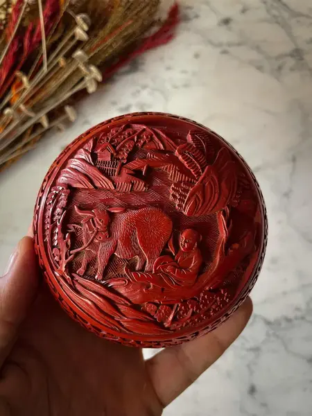 Foto de um(a) Antiga Caixa Decorativa Potiche Porta Joias Japonês Cinnabar, da categoria de Cestos e Caixas. Antiga e linda caixa decorativa porta joias oriental em bronze, técnica Cloisonné com laca vermelha dita Cinnabar, a parte... Mostrado de uma perspectiva diferente. Vendido no marketplace Trésors.