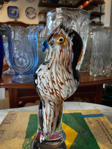Foto de um(a) Antiga Obra Escultura De Coruja Art Deco Em Murano Italiano, da categoria de Escultura. ~ Italy Glass ~Belíssima escultura de coruja feita à mão em Murano artístico. Símbolo da inteligência e da sabedoria, a... Mostrado de uma perspectiva diferente. Vendido no marketplace Trésors.