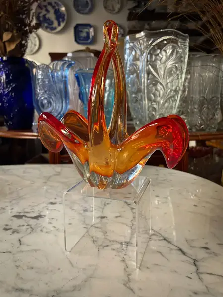 Foto de um(a) Antiga Cesta Decorativa Vaso Em Murano Italiano Art Deco, da categoria de Cestos e Caixas. ~ Italy Glass ~Antiga cesta decorativa em Murano artístico. Peça feita à mão. Lindíssimas cores. Combina com tudo. Medidas... Mostrado de uma perspectiva diferente. Vendido no marketplace Trésors.
