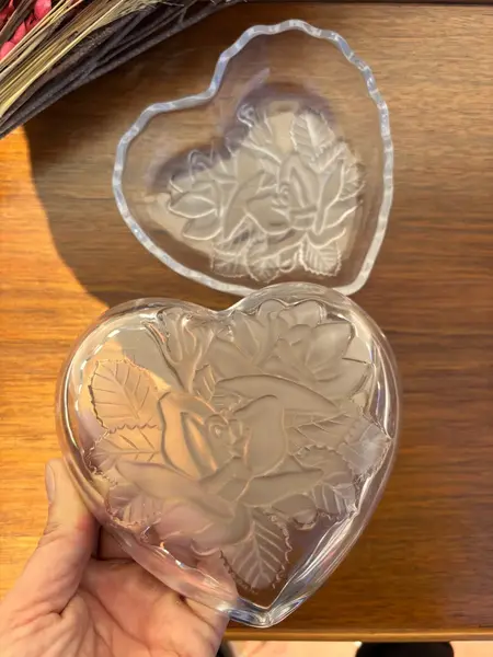 Foto de um(a) Antiga Caixa Decorativa Porta Joias Coração Cristal Satiné, da categoria de Porta-Jóias. Antiga caixa decorativa porta joias no formato de coração em cristal francês com detalhes em satiné.Medidas 8x15x15cm. Mostrado de uma perspectiva diferente. Vendido no marketplace Trésors.