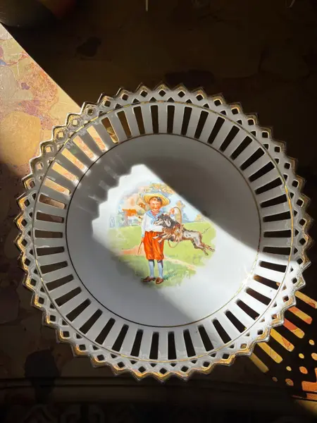 Foto de um(a) Antigo Prato Decorativo Borda Fenestrada Porcelana Schumann, da categoria de Pratos Decorativos. ~ Schumann Bavaria ~Antigo e decorarivo prato fruteira em porcelana alemã com a borda fenestrada e filete em ouro. Belíssima... Mostrado de uma perspectiva diferente. Vendido no marketplace Trésors.