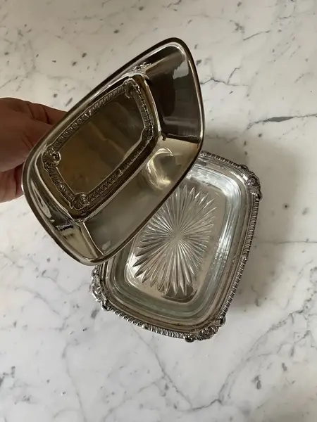 Foto de um(a) Antiga Manteigueira Inglesa Em Prata E Cristal Old English, da categoria de Garrafas, potes e jarros. Antiga e original manteigueira em metal inglês espessurado a prata, com recipiente interno em cristal. A peça encontra-se em... Mostrado de uma perspectiva diferente. Vendido no marketplace Trésors.