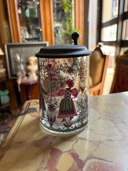 Foto de um(a) Antigo Tankard Ou Caneca De Chopp Em Murano Veneziano, da categoria de Canecas. Antigo tankard de coleção, caneco de chopp em vidro/murano artístico veneziano ricamente pintado à mão. Peça original do... Mostrado de uma perspectiva diferente. Vendido no marketplace Trésors.