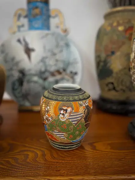 Foto de um(a) Antigo Raro Vaso Oriental Japonesa Porcelana Satsuma Pintado, da categoria de Vasos. Antigo vaso oriental em porcelana artística japonesa Satsuma, diferente formato bojudo e decoração toda diferente ao redor... Mostrado de uma perspectiva diferente. Vendido no marketplace Trésors.