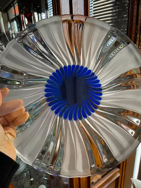 Foto de um(a) Antigos Pratos De Sobremesa Art Deco Cristal D Arques Paris, da categoria de Jogos de pratos. ~ Cristal d’Arques Paris ~Antigo e finíssimo conjunto para servir tortas e sobremesas em cristal francês doublé na cor azul,... Mostrado de uma perspectiva diferente. Vendido no marketplace Trésors.