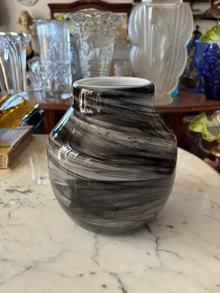 Foto de um(a) Antigo Vaso Jarro Art Deco Murano Leitoso George Davidson, da categoria de Vasos. ~ George Davidson Glass ~ Sofisticado vaso de Murano artístico nas cores preta e branca. Técnica de trabalho “Sandwich... Mostrado de uma perspectiva diferente. Vendido no marketplace Trésors.