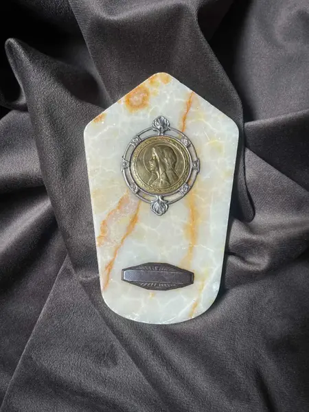 Foto de um(a) Arte Sacra Antiga Plaquinha Decorativa Santa Mármore Itália, da categoria de Objetos religiosos e espirituais. Antiga plaquinha artística feita à mão em mármore italiano, com medalhão central em metais nobres. Peça feita à mão. Muito... Mostrado de uma perspectiva diferente. Vendido no marketplace Trésors.