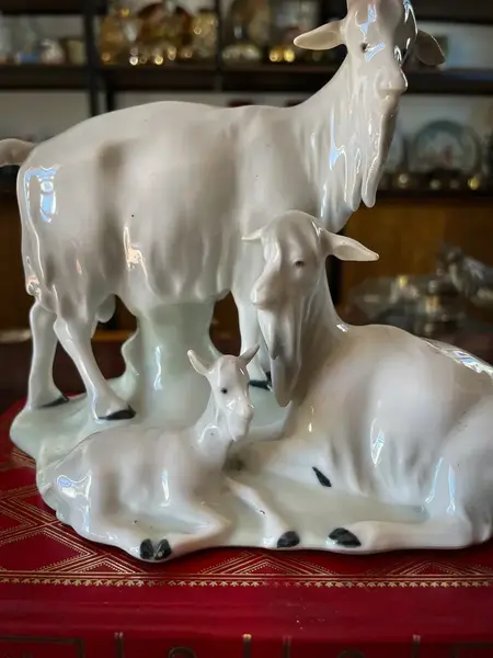 Foto de um(a) Antiga Escultura Bloco Escultórico Cabra Em Porcelana Alemã, da categoria de Escultura. Antigo bloco escultórico representando família de cabras, uma graça! Peça artística, em porcelana alemã, com selo da... Mostrado de uma perspectiva diferente. Vendido no marketplace Trésors.