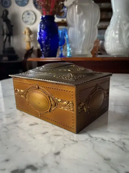 Foto de um(a) Deposé Antiga Rara Caixa Porta Joias Metal Francês Boulle, da categoria de Cestos e Caixas. ~ Deposé France ~Antiga e fina caixa decorativa, porta joias em bronze francês. Linda decoração boulle com guirlandas e... Mostrado de uma perspectiva diferente. Vendido no marketplace Trésors.
