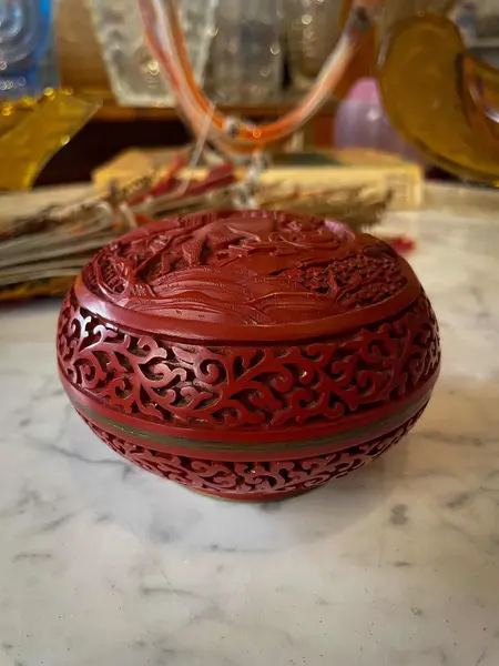 Foto de um(a) Antiga Caixa Decorativa Potiche Porta Joias Japonês Cinnabar, da categoria de Cestos e Caixas. Antiga e linda caixa decorativa porta joias oriental em bronze, técnica Cloisonné com laca vermelha dita Cinnabar, a parte... Mostrado de uma perspectiva diferente. Vendido no marketplace Trésors.