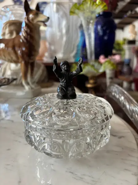 Foto de um(a) Antiga Caixa Decorativa Porta Joias Cristal E Pétit Bronze, da categoria de Porta-Jóias. Antiga caixa decorativa ou porta joias em cristal francês, pegador com figura em pétit bronze francês. Peça super diferente... Mostrado de uma perspectiva diferente. Vendido no marketplace Trésors.