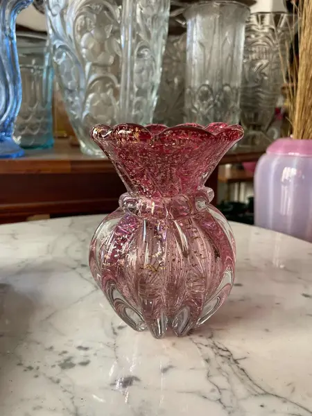 Foto de um(a) Antigo Pequeno Vaso Art Deco Murano Vermelho Com Ouro Italy Glass, da categoria de Vasos. Mix and Match!Murano com ouro é a melhor combinação que temos. Antigo vaso artístico feito à mão em Murano Italy Glass com... Mostrado de uma perspectiva diferente. Vendido no marketplace Trésors.
