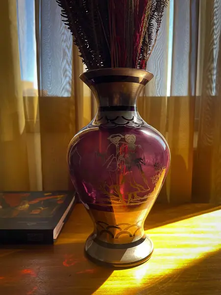 Foto de um(a) Antigo Vaso Artístico Cristal Tcheco Cenas Em Prata De Lei, da categoria de Vasos. Antiga e belíssimo vaso artístico em cristal Tcheco com prata de lei. A aplicação da prata é feita à mão de forma artística.... Mostrado de uma perspectiva diferente. Vendido no marketplace Trésors.
