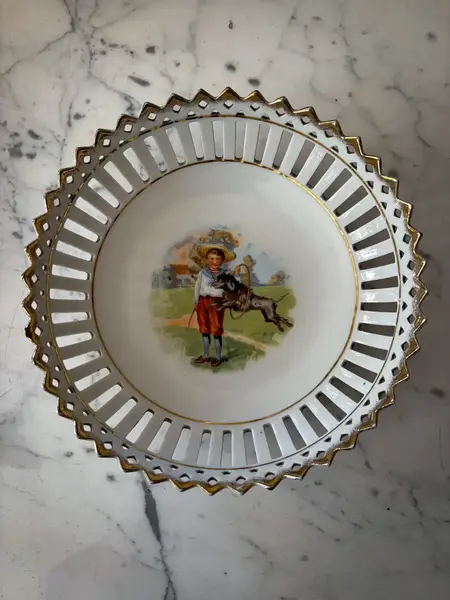 Foto de um(a) Antigo Prato Decorativo Borda Fenestrada Porcelana Schumann, da categoria de Pratos Decorativos. ~ Schumann Bavaria ~Antigo e decorarivo prato fruteira em porcelana alemã com a borda fenestrada e filete em ouro. Belíssima... Mostrado de uma perspectiva diferente. Vendido no marketplace Trésors.