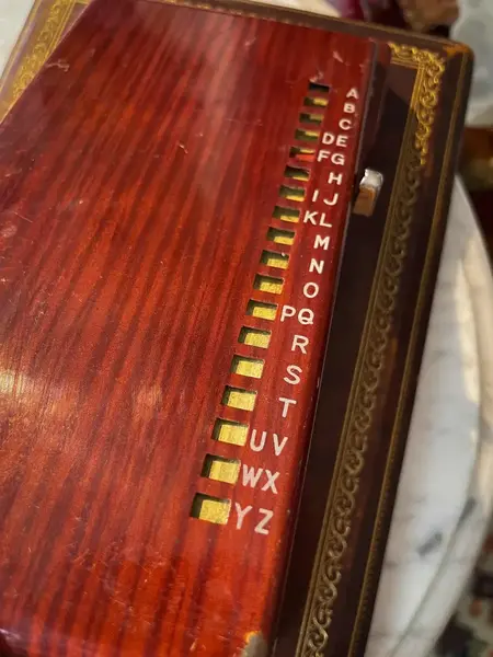 Foto de um(a) Antigo Raro Porta Blocos Art Deco Baquelite E Couro Italiano, da categoria de Itens de Escritório. Antigo e raro bloco para escritório em baquelite e couro italiano e com fios de ouro. A peça está toda original do século... Mostrado de uma perspectiva diferente. Vendido no marketplace Trésors.