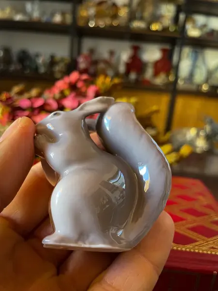 Foto de um(a) Antigo Bibelô Figurine Esquilo Porcelana Royal Copenhagen, da categoria de Modelos e estatuetas. Royal CopenhagenAntiga e rara escultura/bibelô em porcelana artística. Peça catalogada e assinada pelo artista. Item de... Mostrado de uma perspectiva diferente. Vendido no marketplace Trésors.