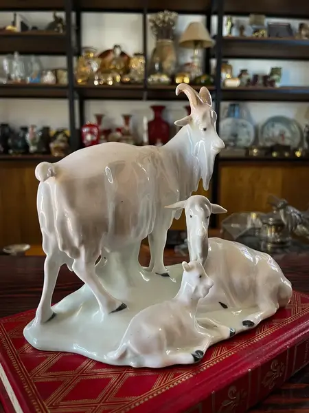 Foto de um(a) Antiga Escultura Bloco Escultórico Cabra Em Porcelana Alemã, da categoria de Escultura. Antigo bloco escultórico representando família de cabras, uma graça! Peça artística, em porcelana alemã, com selo da... Mostrado de uma perspectiva diferente. Vendido no marketplace Trésors.