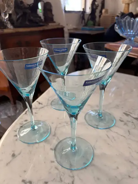 Foto de um(a) Antigo Conjunto Quatro Taças Martini Cristal Villeroy Boch, da categoria de Taças. Belíssimo conjunto com quatro grandes taças para Martini em cristal alemão, da Cristallerie Villeroy & Boch. Modelo Acqua... Mostrado de uma perspectiva diferente. Vendido no marketplace Trésors.