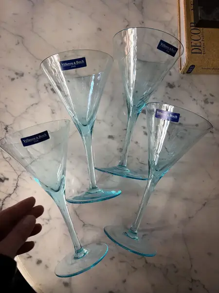 Foto de um(a) Antigo Conjunto Quatro Taças Martini Cristal Villeroy Boch, da categoria de Taças. Belíssimo conjunto com quatro grandes taças para Martini em cristal alemão, da Cristallerie Villeroy & Boch. Modelo Acqua... Mostrado de uma perspectiva diferente. Vendido no marketplace Trésors.