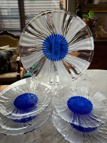 Foto de um(a) Antigos Pratos De Sobremesa Art Deco Cristal D Arques Paris, da categoria de Jogos de pratos. ~ Cristal d’Arques Paris ~Antigo e finíssimo conjunto para servir tortas e sobremesas em cristal francês doublé na cor azul,... Mostrado de uma perspectiva diferente. Vendido no marketplace Trésors.