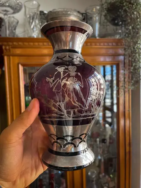 Foto de um(a) Antigo Vaso Artístico Cristal Tcheco Cenas Em Prata De Lei, da categoria de Vasos. Antiga e belíssimo vaso artístico em cristal Tcheco com prata de lei. A aplicação da prata é feita à mão de forma artística.... Mostrado de uma perspectiva diferente. Vendido no marketplace Trésors.