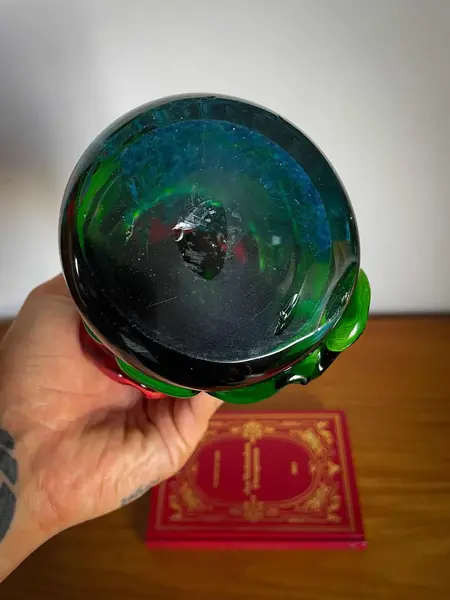 Foto de um(a) Antiga Escultura Pássaro Art Deco Original Murano Italiano, da categoria de Escultura. Antiga e exuberante escultura artística em cristal de Murano. Trabalho totalmente manual. Lindas cores em tons de verde, com... Mostrado de uma perspectiva diferente. Vendido no marketplace Trésors.