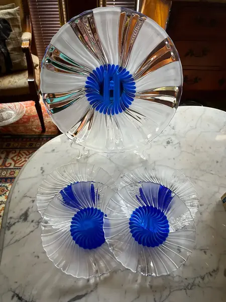 Foto de um(a) Antigos Pratos De Sobremesa Art Deco Cristal D Arques Paris, da categoria de Jogos de pratos. ~ Cristal d’Arques Paris ~Antigo e finíssimo conjunto para servir tortas e sobremesas em cristal francês doublé na cor azul,... Mostrado de uma perspectiva diferente. Vendido no marketplace Trésors.