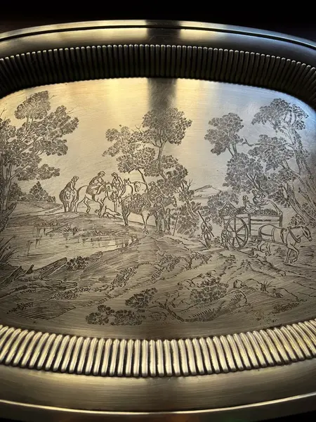 Foto de um(a) Antiga Grande Bandeja Tabuleiro Trabalhado Em Prata Eberle, da categoria de Bandejas. ~ Eberle Silverplated ~ Antiga e grande bandeja decorativa em prata Eberle com linda decoração cinzelada no centro. Trabalho... Mostrado de uma perspectiva diferente. Vendido no marketplace Trésors.