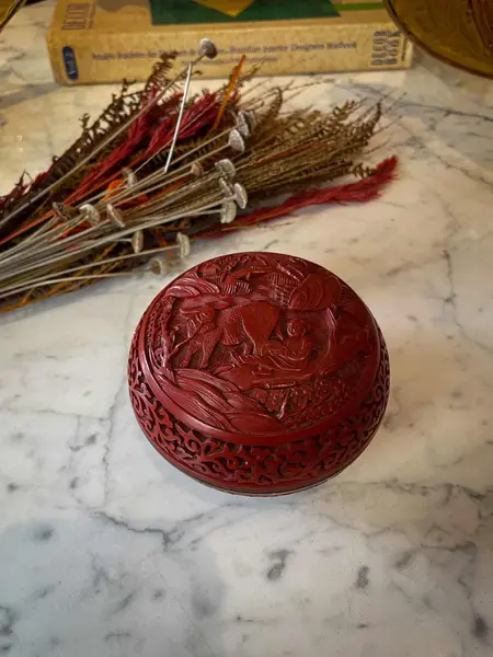Foto de um(a) Antiga Caixa Decorativa Potiche Porta Joias Japonês Cinnabar, da categoria de Cestos e Caixas. Antiga e linda caixa decorativa porta joias oriental em bronze, técnica Cloisonné com laca vermelha dita Cinnabar, a parte... Mostrado de uma perspectiva diferente. Vendido no marketplace Trésors.