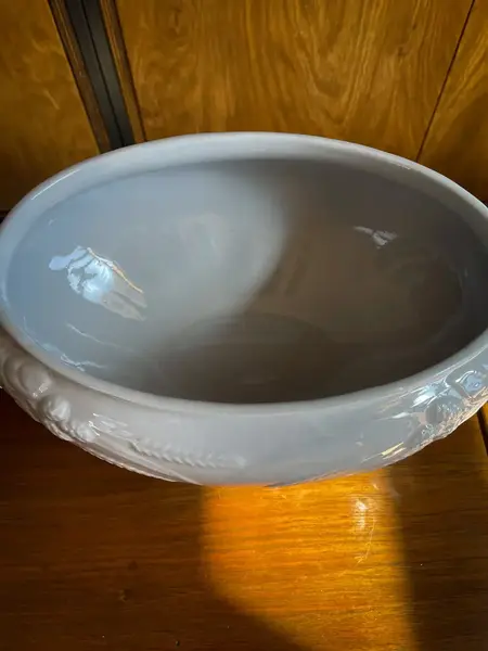Foto de um(a) Antiga Grande Sopeira Em Porcelana Inglesa Ramo De Trigo, da categoria de Terrinas de sopa. ~ J&G Meakin Hanley ~ Clássica e atemporal, esta antiga e grande sopeira em porcelana inglesa na cor branca, decoração com... Mostrado de uma perspectiva diferente. Vendido no marketplace Trésors.