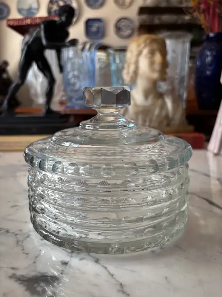 Foto de um(a) Antiga Bomboniere Caixa Decorativa Porta Joias Cristal Deco, da categoria de Cestos e Caixas. Antiga caixa decorativa, porta joias ou bomboniere em cristal alemão. Peça muito fina, toda lapidada à mão com o fundo... Mostrado de uma perspectiva diferente. Vendido no marketplace Trésors.