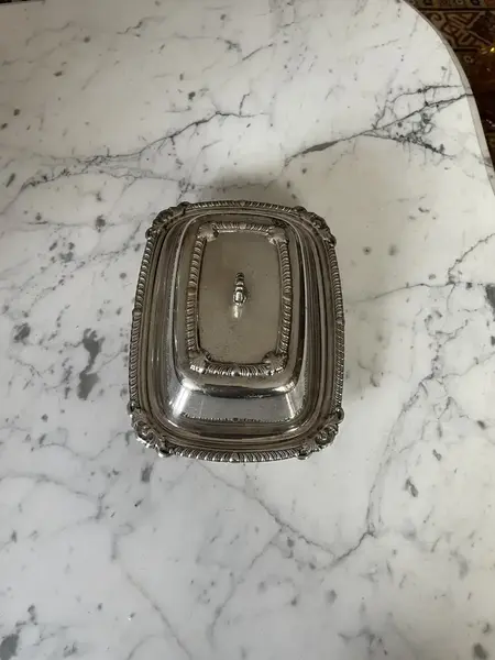 Foto de um(a) Antiga Manteigueira Inglesa Em Prata E Cristal Old English, da categoria de Garrafas, potes e jarros. Antiga e original manteigueira em metal inglês espessurado a prata, com recipiente interno em cristal. A peça encontra-se em... Mostrado de uma perspectiva diferente. Vendido no marketplace Trésors.