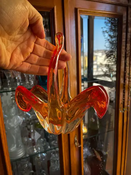 Foto de um(a) Antiga Cesta Decorativa Vaso Em Murano Italiano Art Deco, da categoria de Cestos e Caixas. ~ Italy Glass ~Antiga cesta decorativa em Murano artístico. Peça feita à mão. Lindíssimas cores. Combina com tudo. Medidas... Mostrado de uma perspectiva diferente. Vendido no marketplace Trésors.