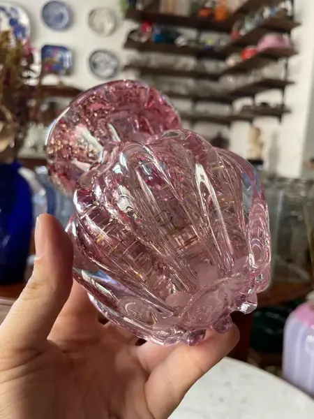 Foto de um(a) Antigo Pequeno Vaso Art Deco Murano Vermelho Com Ouro Italy Glass, da categoria de Vasos. Mix and Match!Murano com ouro é a melhor combinação que temos. Antigo vaso artístico feito à mão em Murano Italy Glass com... Mostrado de uma perspectiva diferente. Vendido no marketplace Trésors.
