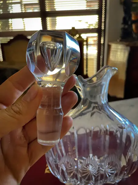 Foto de um(a) Antiga Garrafa Licoreira Jarra Em Cristal Francês Baccarat, da categoria de Garrafas. ~ Baccarat ~Antiga e majestosa garrafa licoreira em cristal francês ricamente lapidada à mão. A lapidação manual é um... Mostrado de uma perspectiva diferente. Vendido no marketplace Trésors.