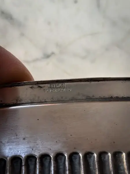 Foto de um(a) Antiga Grande Bandeja Tabuleiro Trabalhado Em Prata Eberle, da categoria de Bandejas. ~ Eberle Silverplated ~ Antiga e grande bandeja decorativa em prata Eberle com linda decoração cinzelada no centro. Trabalho... Mostrado de uma perspectiva diferente. Vendido no marketplace Trésors.