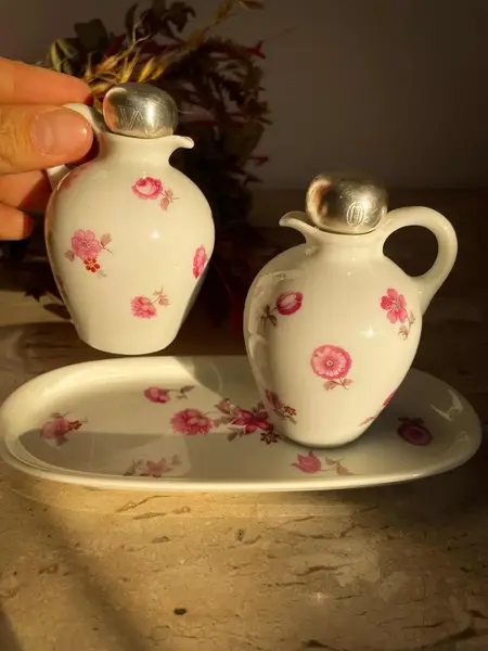 Foto de um(a) Antigo Galheteiro Azeite E Vinagre Porcelana Alemã E Prata, da categoria de Saleiros e pimenteiros. ~ Thomas / Germany ~Antigo e delicadíssimo galheteiro para azeite e vinagre em porcelana alemã com linda decoração. As... Mostrado de uma perspectiva diferente. Vendido no marketplace Trésors.