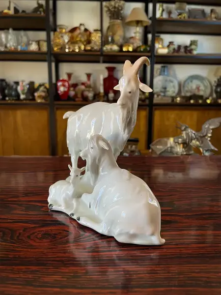 Foto de um(a) Antiga Escultura Bloco Escultórico Cabra Em Porcelana Alemã, da categoria de Escultura. Antigo bloco escultórico representando família de cabras, uma graça! Peça artística, em porcelana alemã, com selo da... Mostrado de uma perspectiva diferente. Vendido no marketplace Trésors.