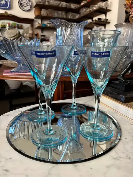 Foto de um(a) Antigo Conjunto Quatro Taças Martini Cristal Villeroy Boch, da categoria de Taças. Belíssimo conjunto com quatro grandes taças para Martini em cristal alemão, da Cristallerie Villeroy & Boch. Modelo Acqua... Mostrado de uma perspectiva diferente. Vendido no marketplace Trésors.