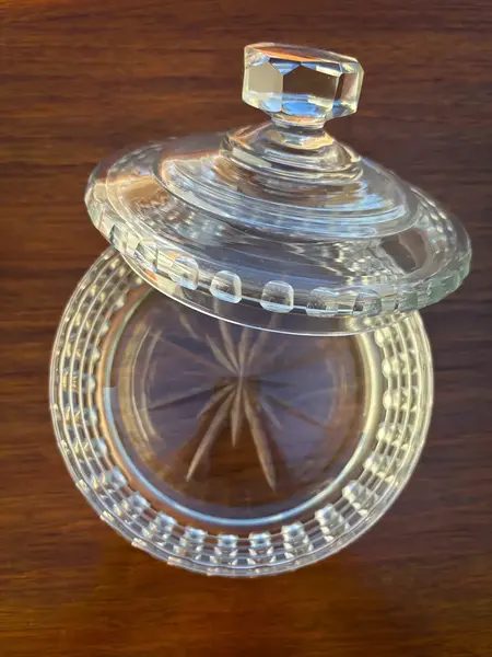 Foto de um(a) Antiga Bomboniere Caixa Decorativa Porta Joias Cristal Deco, da categoria de Cestos e Caixas. Antiga caixa decorativa, porta joias ou bomboniere em cristal alemão. Peça muito fina, toda lapidada à mão com o fundo... Mostrado de uma perspectiva diferente. Vendido no marketplace Trésors.