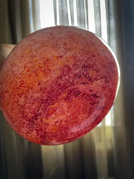 Foto de um(a) Antigo Vaso Jarro Art Deco Murano Italiano Leitoso Laranja, da categoria de Vasos. ~ Italy Glass ~Belíssimo vaso artístico em Murano branco leitoso com rajados em tons de laranja e vermelho. O bocal tem uma... Mostrado de uma perspectiva diferente. Vendido no marketplace Trésors.