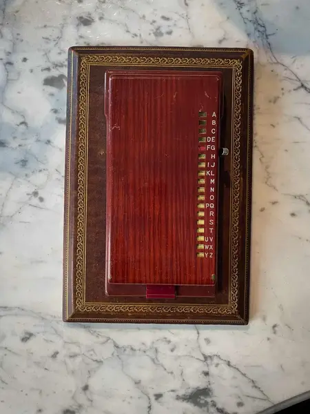 Foto de um(a) Antigo Raro Porta Blocos Art Deco Baquelite E Couro Italiano, da categoria de Itens de Escritório. Antigo e raro bloco para escritório em baquelite e couro italiano e com fios de ouro. A peça está toda original do século... Mostrado de uma perspectiva diferente. Vendido no marketplace Trésors.