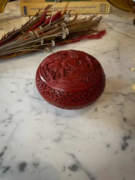 Foto de um(a) Antiga Caixa Decorativa Potiche Porta Joias Japonês Cinnabar, da categoria de Cestos e Caixas. Antiga e linda caixa decorativa porta joias oriental em bronze, técnica Cloisonné com laca vermelha dita Cinnabar, a parte... Mostrado de uma perspectiva diferente. Vendido no marketplace Trésors.